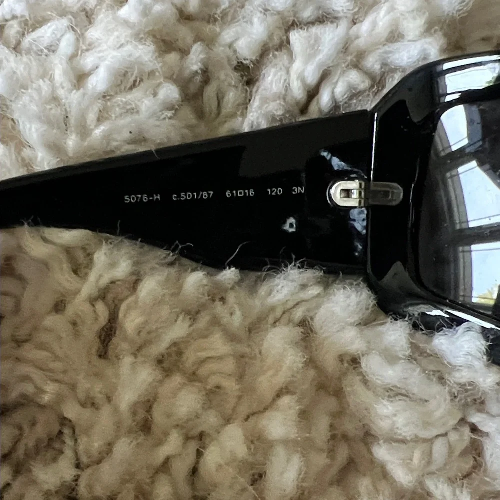 CHANEL Glossy Black Sunglasses with Iconic White Logo - Picture 5 of 8